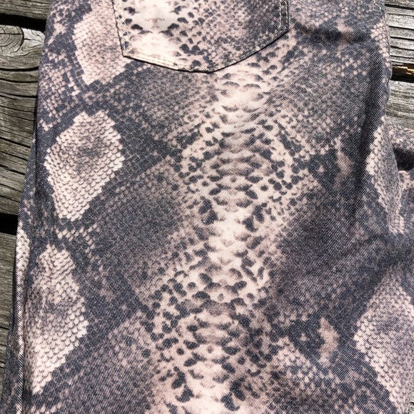 + Snake Print Boyfriend Roll Hem Jeans! NEW! - Picture 6 of 10